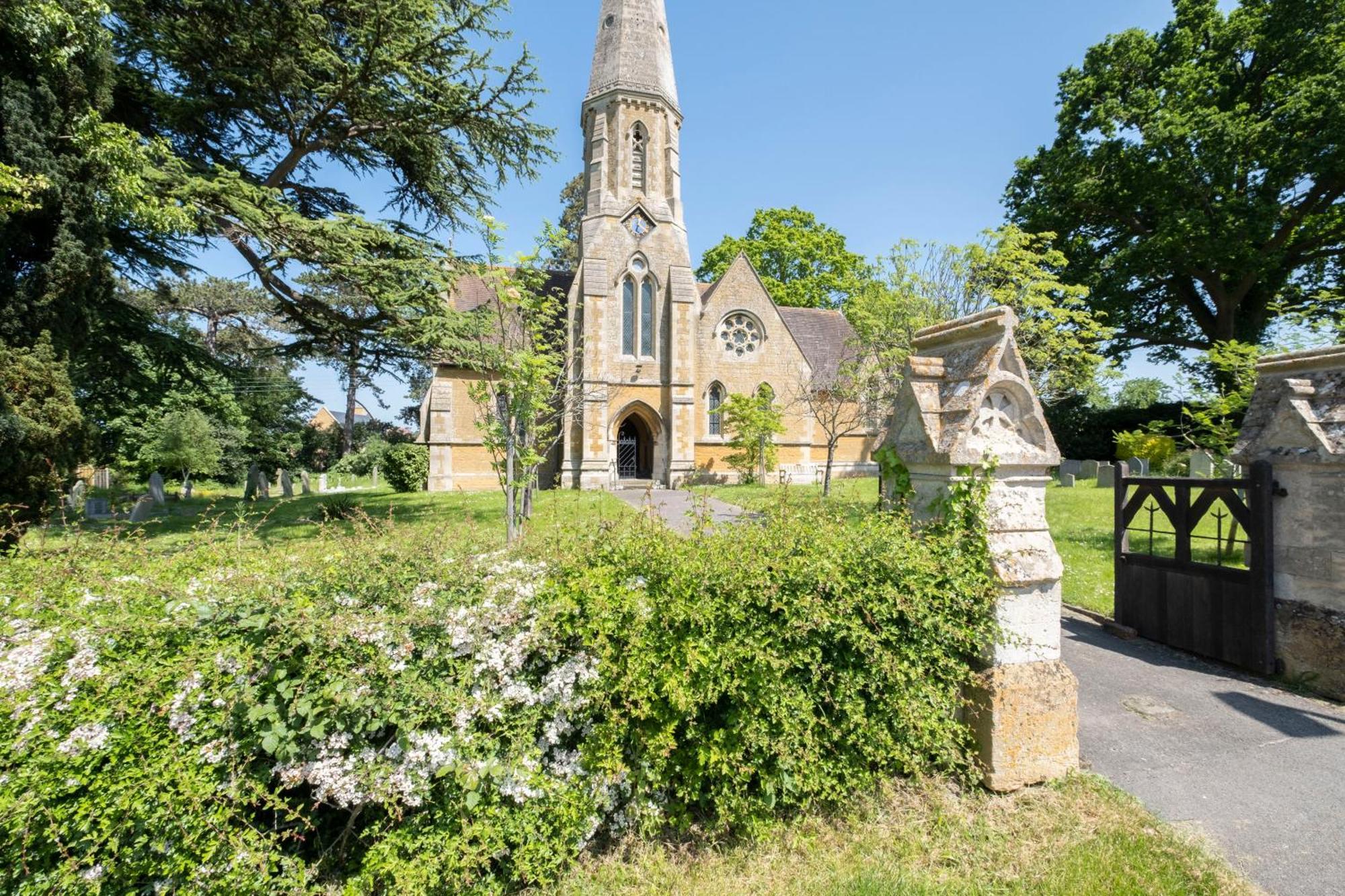 Stunning 3 Bed 2 Bath Detached Village Home Cheltenham Exterior foto