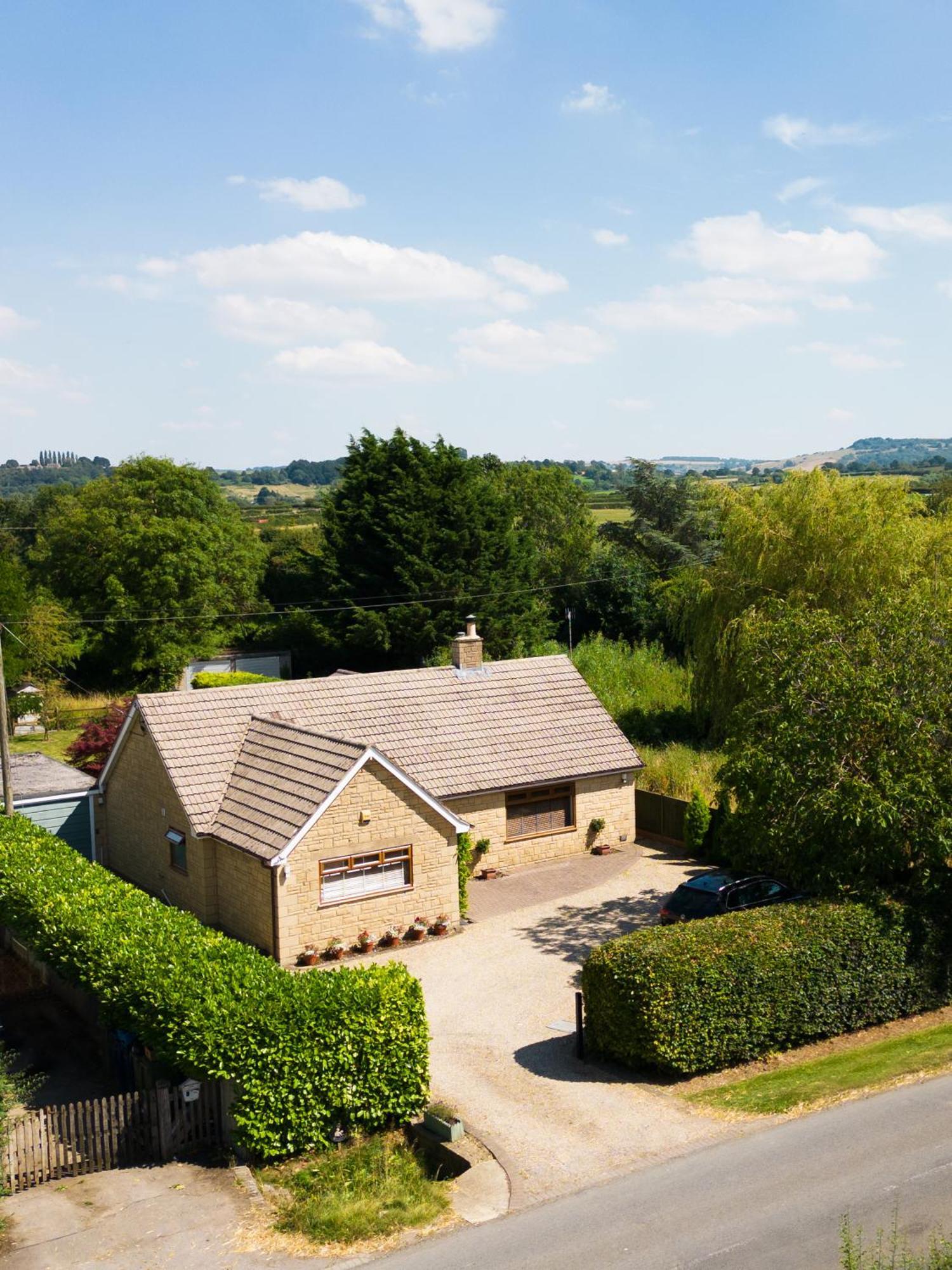 Stunning 3 Bed 2 Bath Detached Village Home Cheltenham Exterior foto